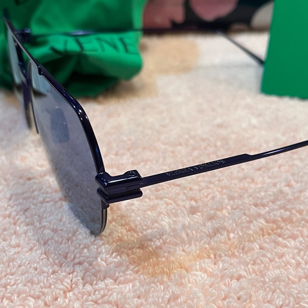 Authentic Bottega Veneta
BV1046S Sunglasses - Picture 4 of 14